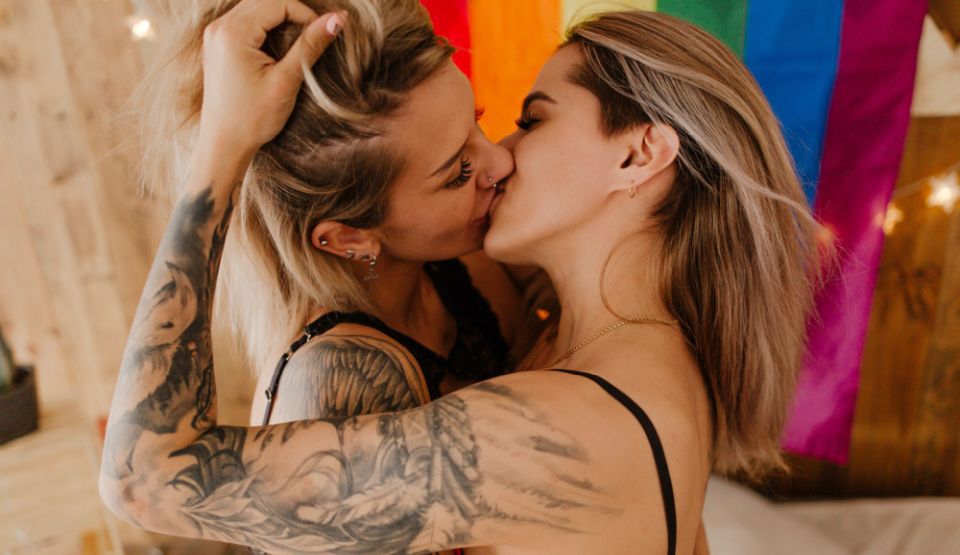 Несколько лесбиянок в одной комнате устроили однополую оргию
