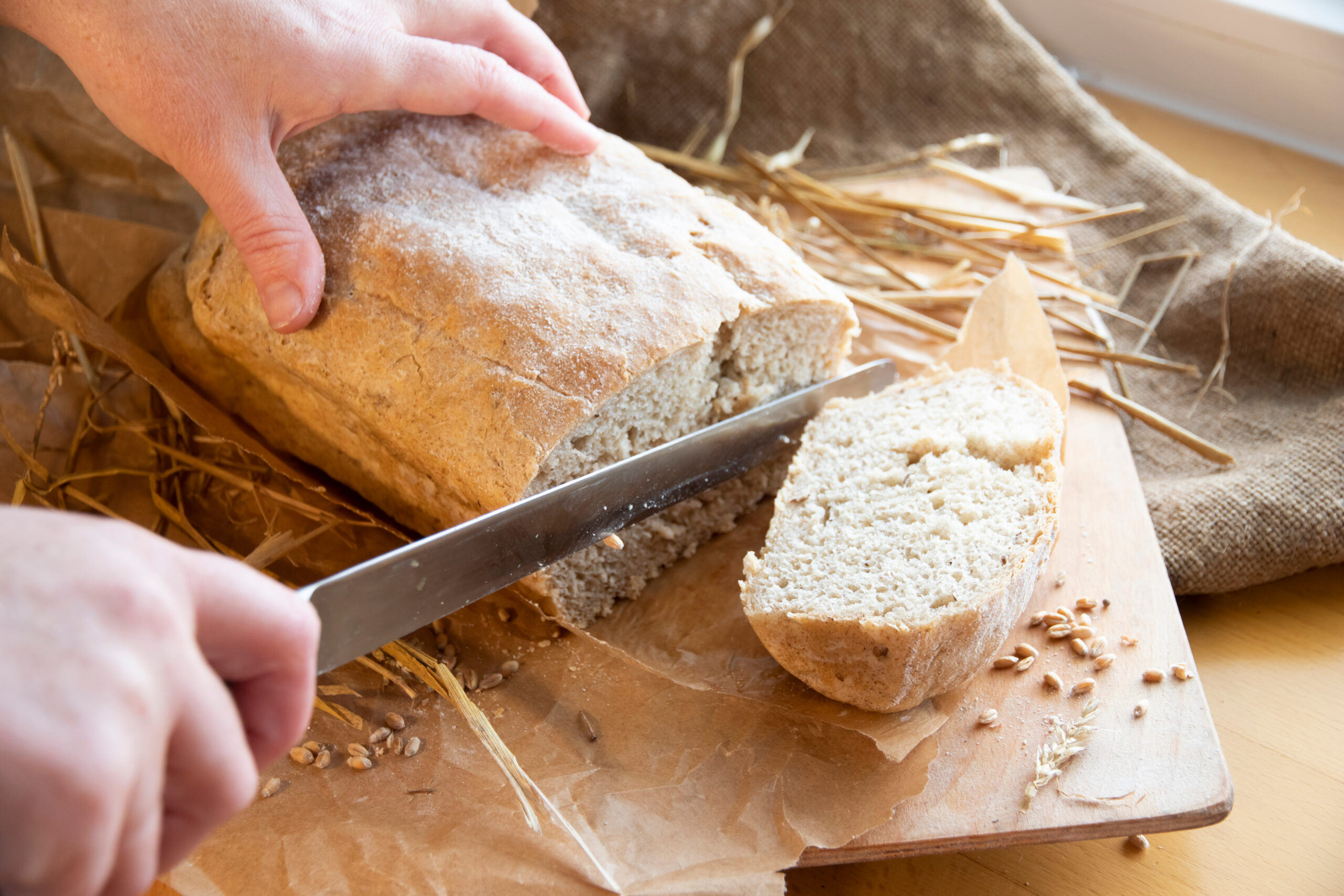 Do we need bread. Полезный хлеб. Черствый хлеб. Кушает хлеб. Хлеб черствій.