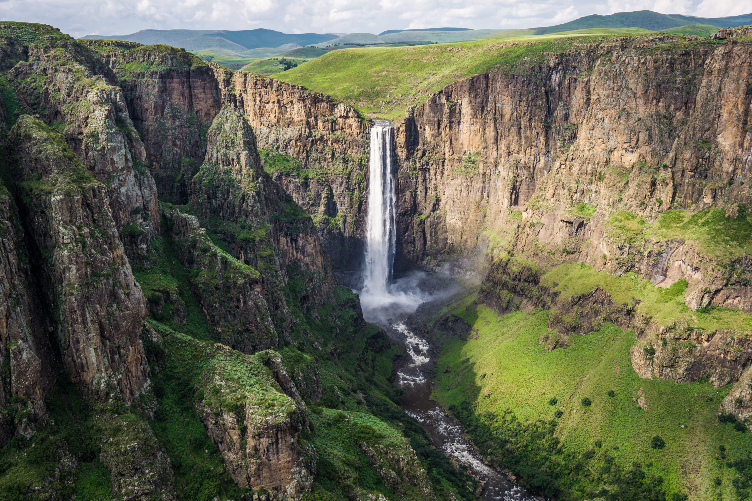 Тугела фото. Водопад Тугела ЮАР. Maletsunyane Falls Лесото. Драконовы горы водопад Тугела. Олоупена водопад.