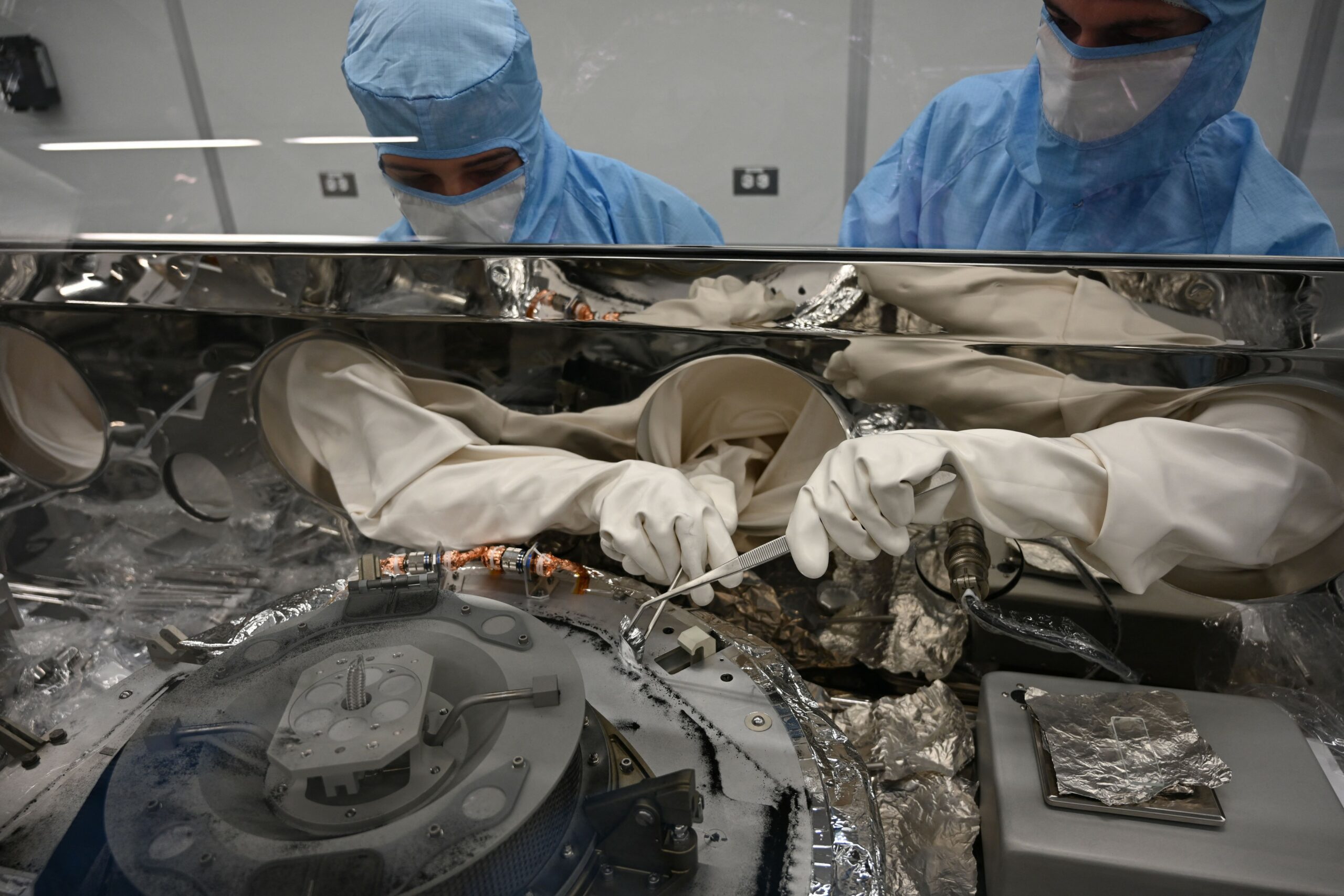 NASA se tot chinuie și nu reușește să deschidă recipientul cu praful și rocile de pe asteroidul Bennu