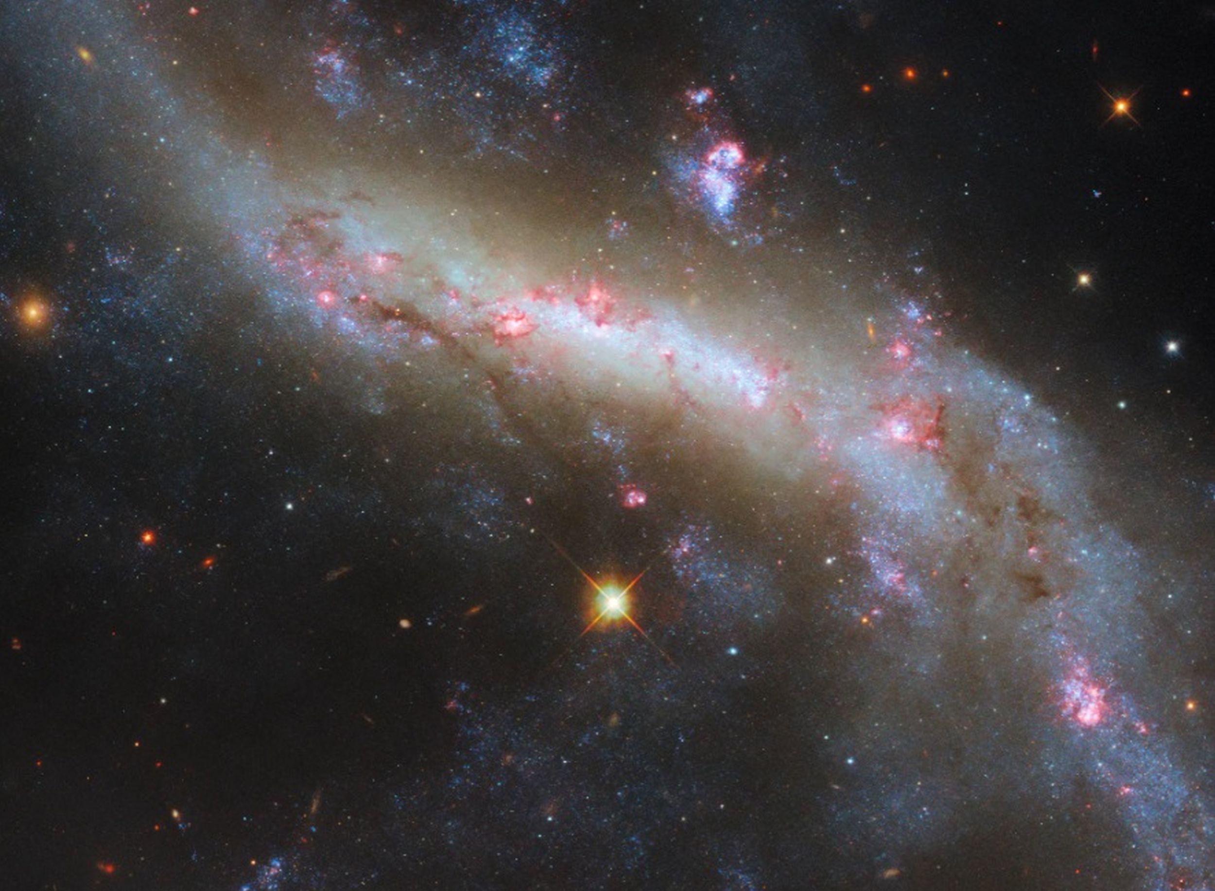 Telescopul Hubble a surprins luminile unei galaxii uimitoare