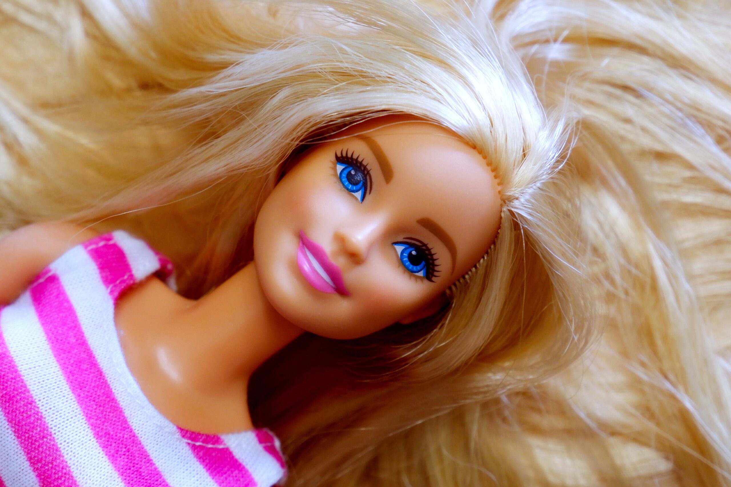 A fost lansată prima păpușă Barbie nevăzătoare