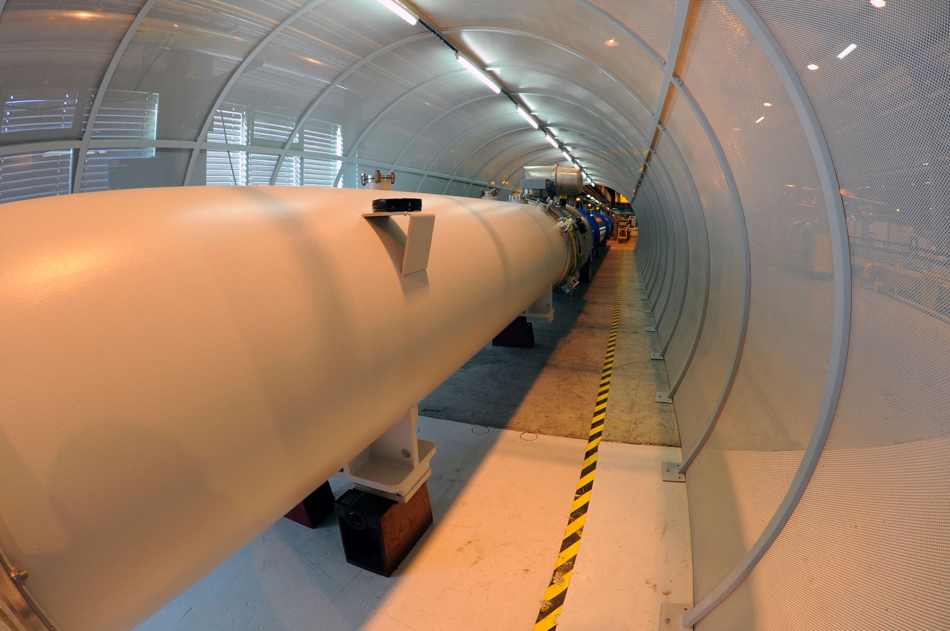 Large Hadron Collider a găsit prima dovadă pentru cea mai grea particulă de antimaterie